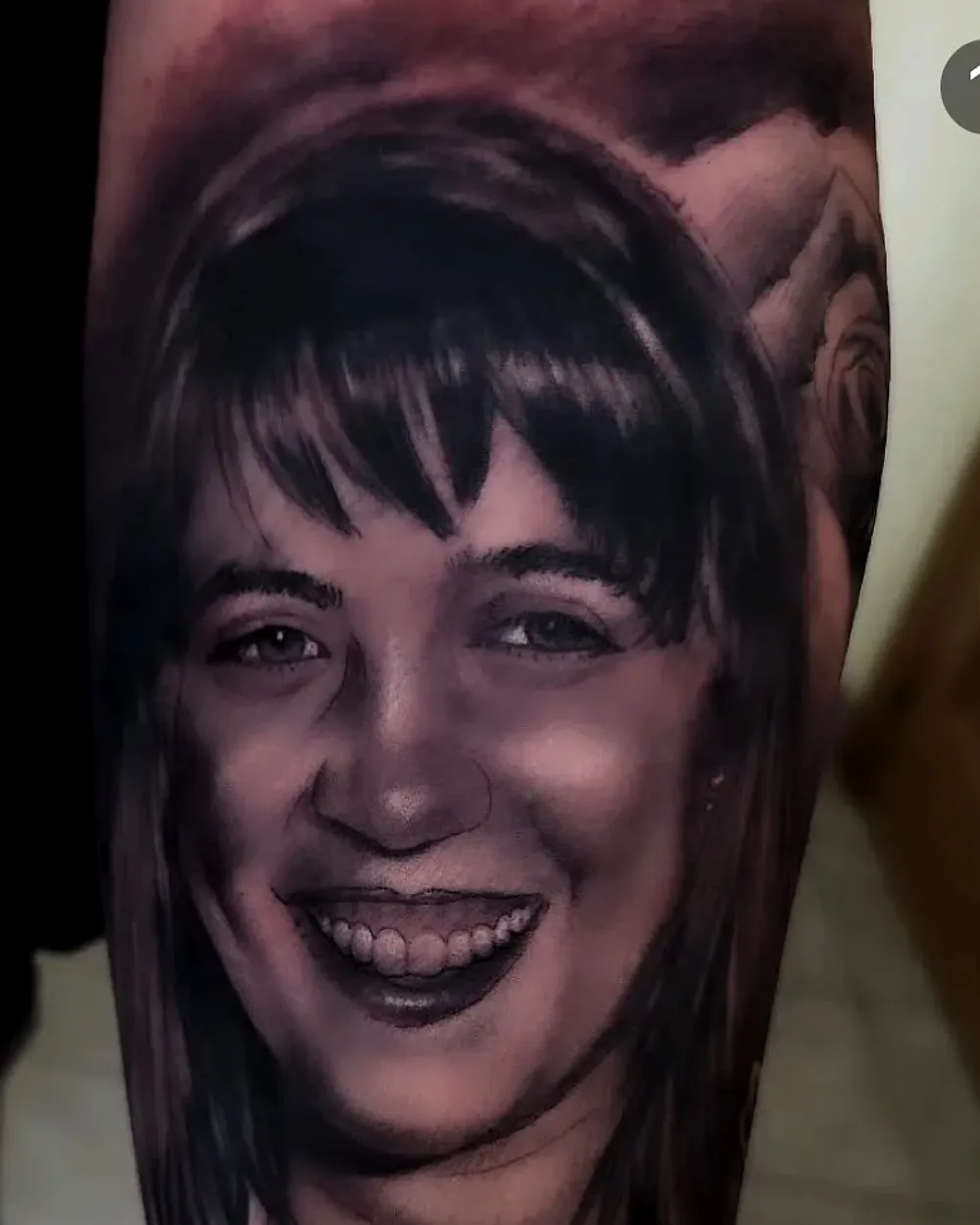 Retrato con rosa — tatuaje de Jesús Ginés en negro y gris