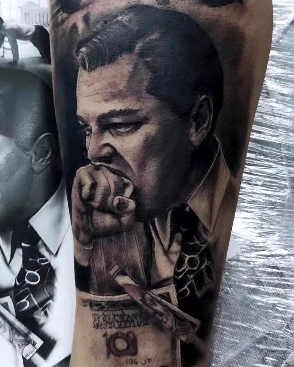 El lobo de Wall Street — tatuaje de Jesús Ginés en negro y gris